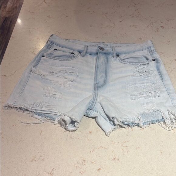 American Eagle light Blue Distressed Denim Short
90s boyfriend short
Button fly - Picture 1 of 10